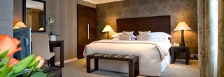 Deluxe room with table and bed in the Beaufort Hotel in Knightsbridge